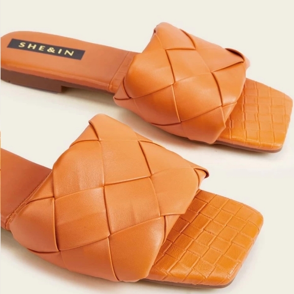 SOLD Woven Flat Slides - Picture 2 of 3